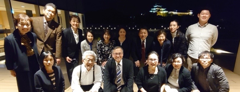 ②総会を終えて中島 祐先生と和歌山城の夜景とともに.JPG
