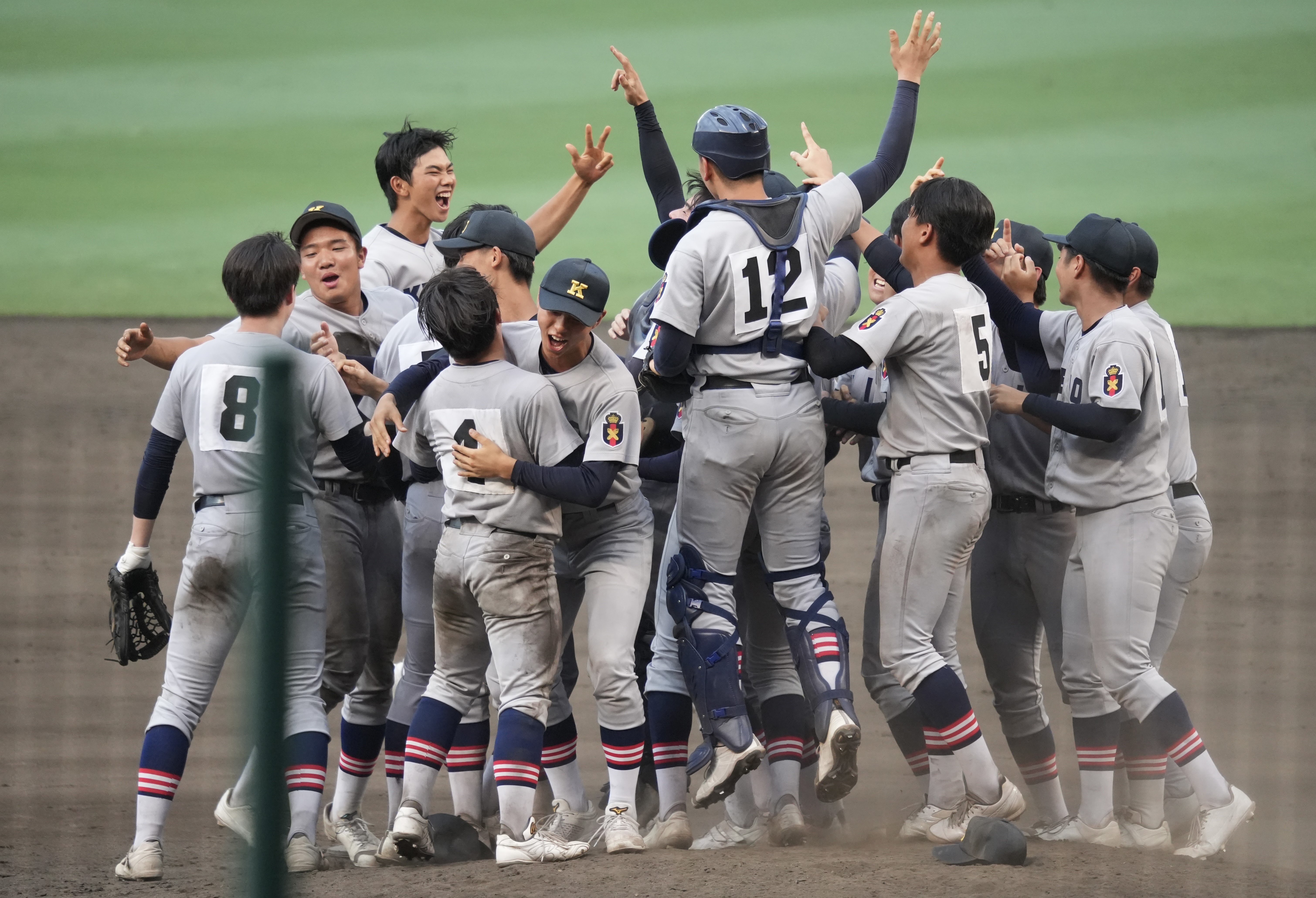 勝利し、チームメイトが集まり歓喜する様子の写真