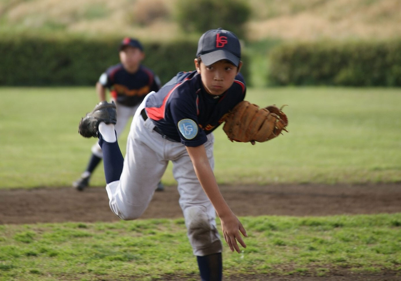 幼稚舎時代の直睦さんが投球している写真
