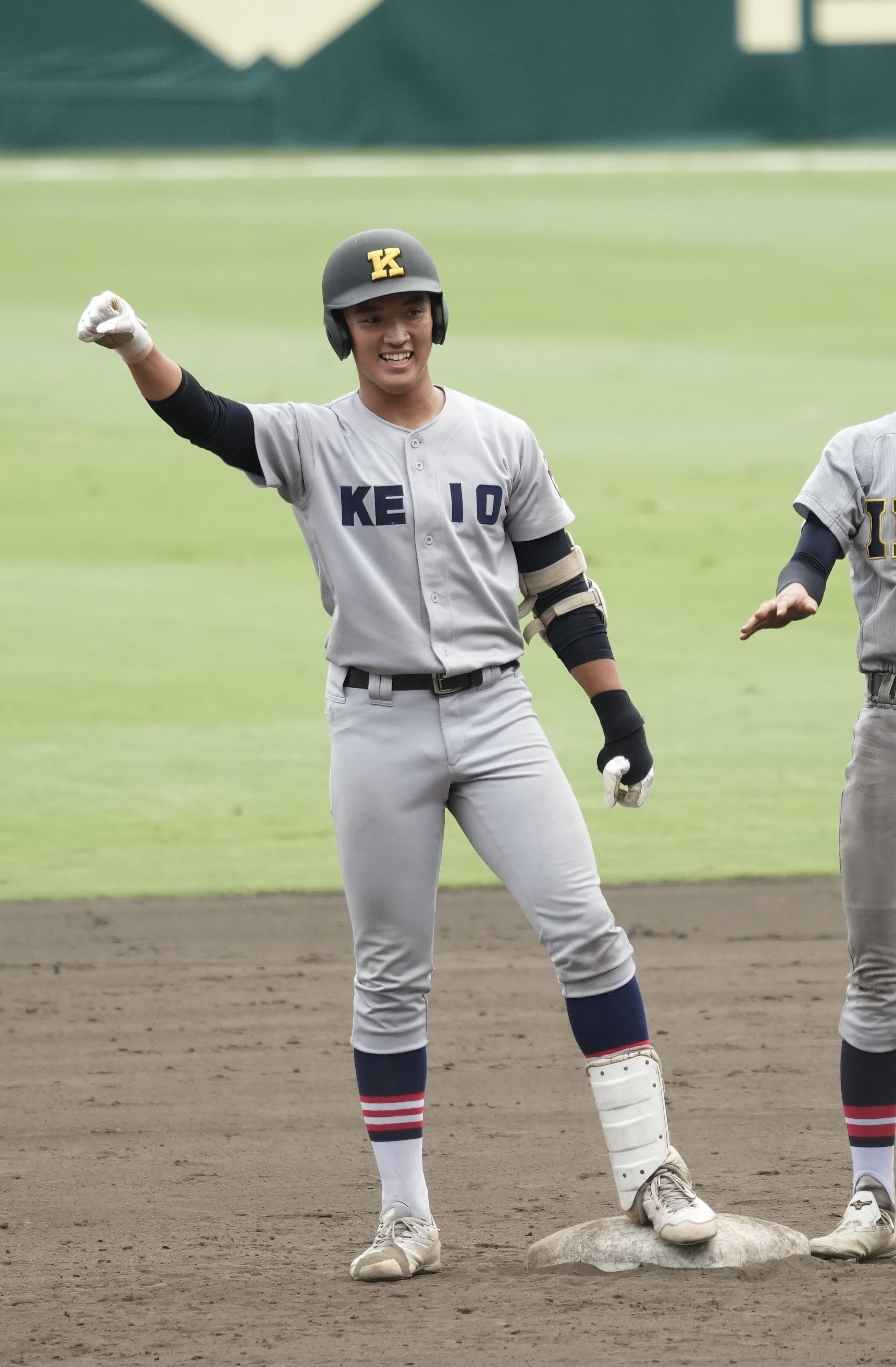 直睦さんがガッツポーズを掲げる写真