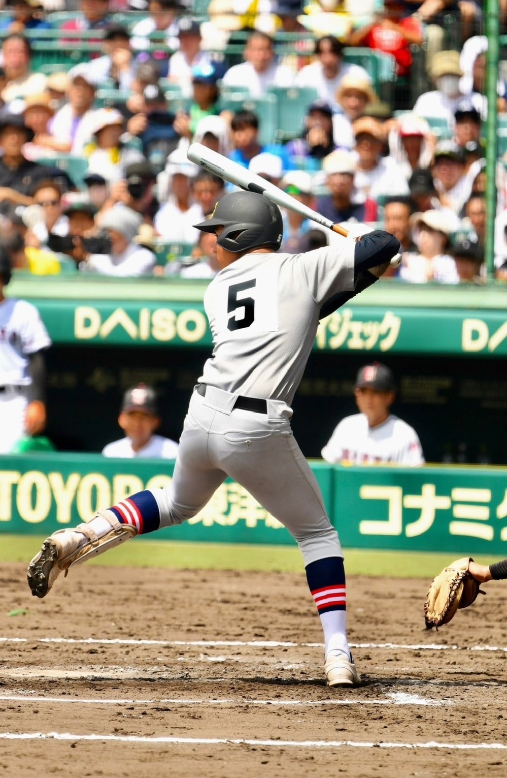 直睦さんのバッティングをする写真