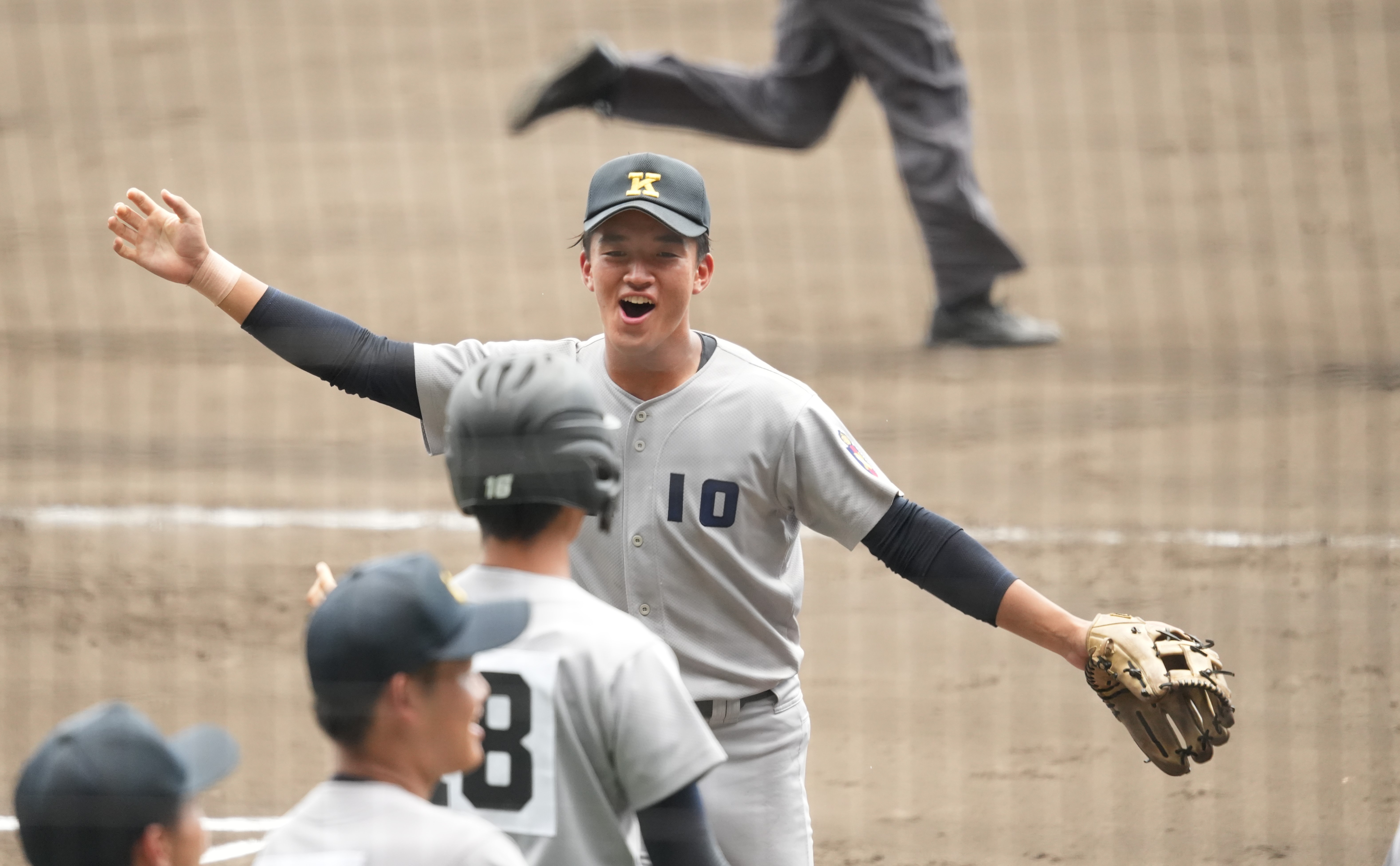 試合中笑顔でベンチに戻る直睦さんの写真