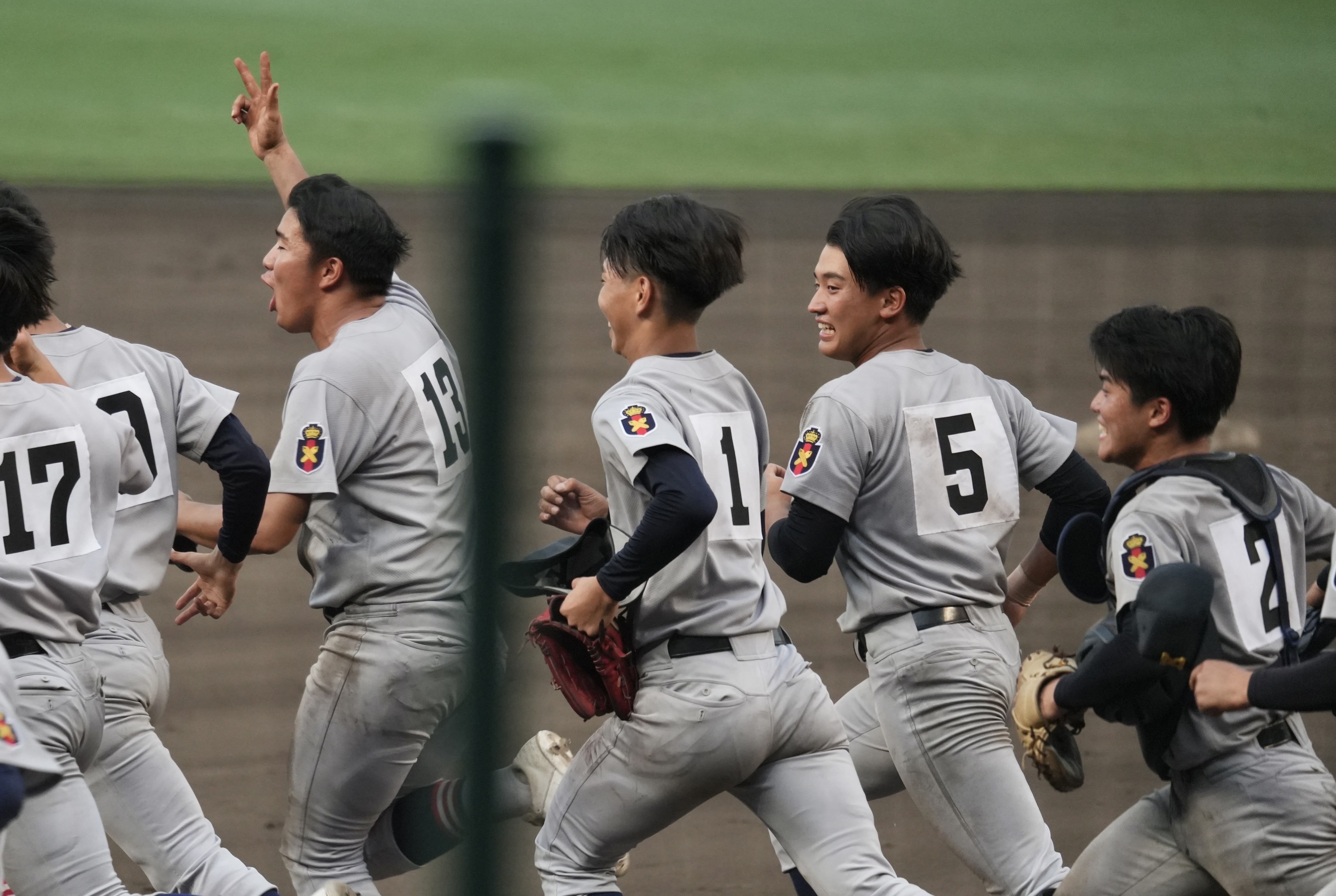 チームメンバーが走り出す様子の写真