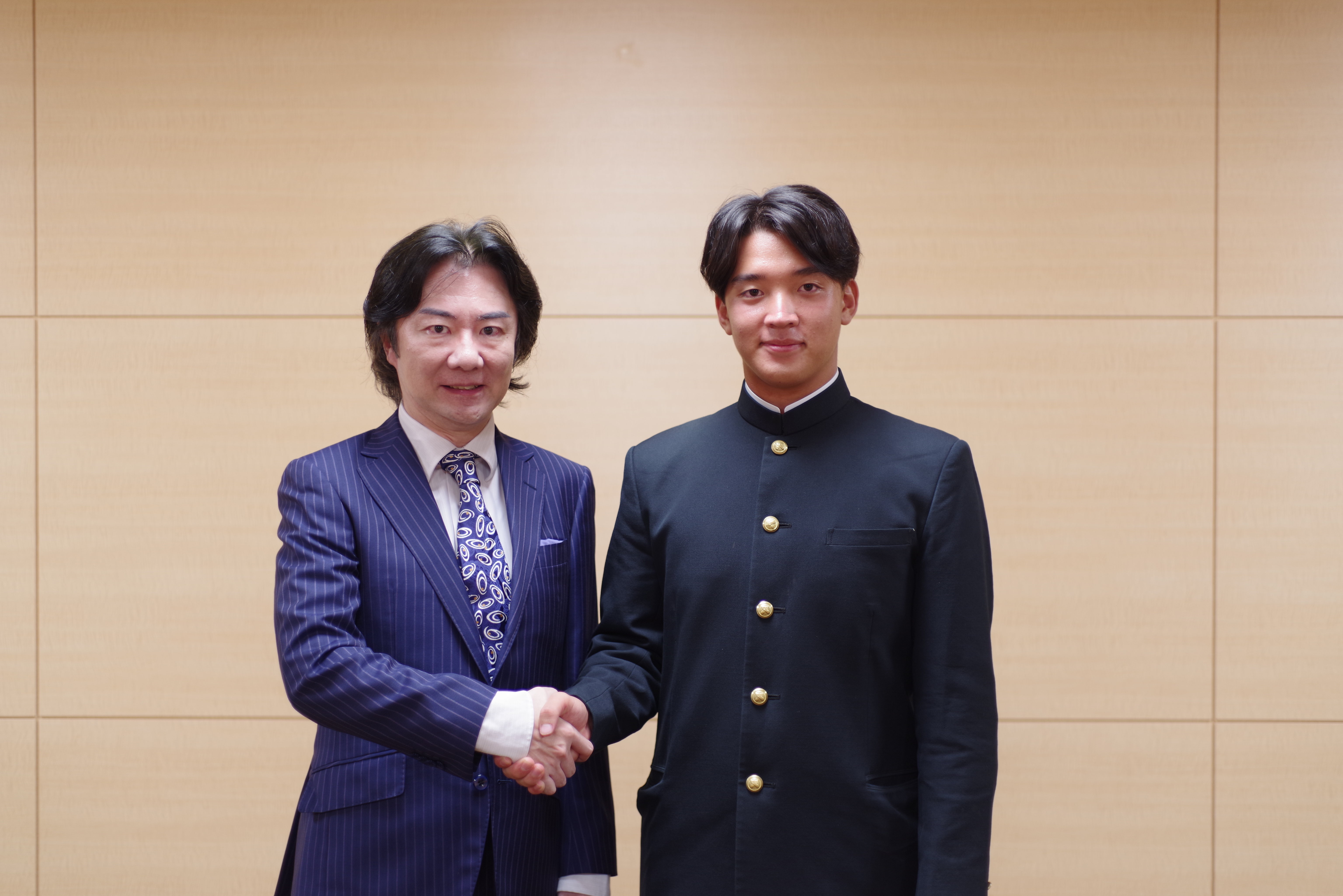 勝利し、チームメイトが集まり歓喜する様子の写真