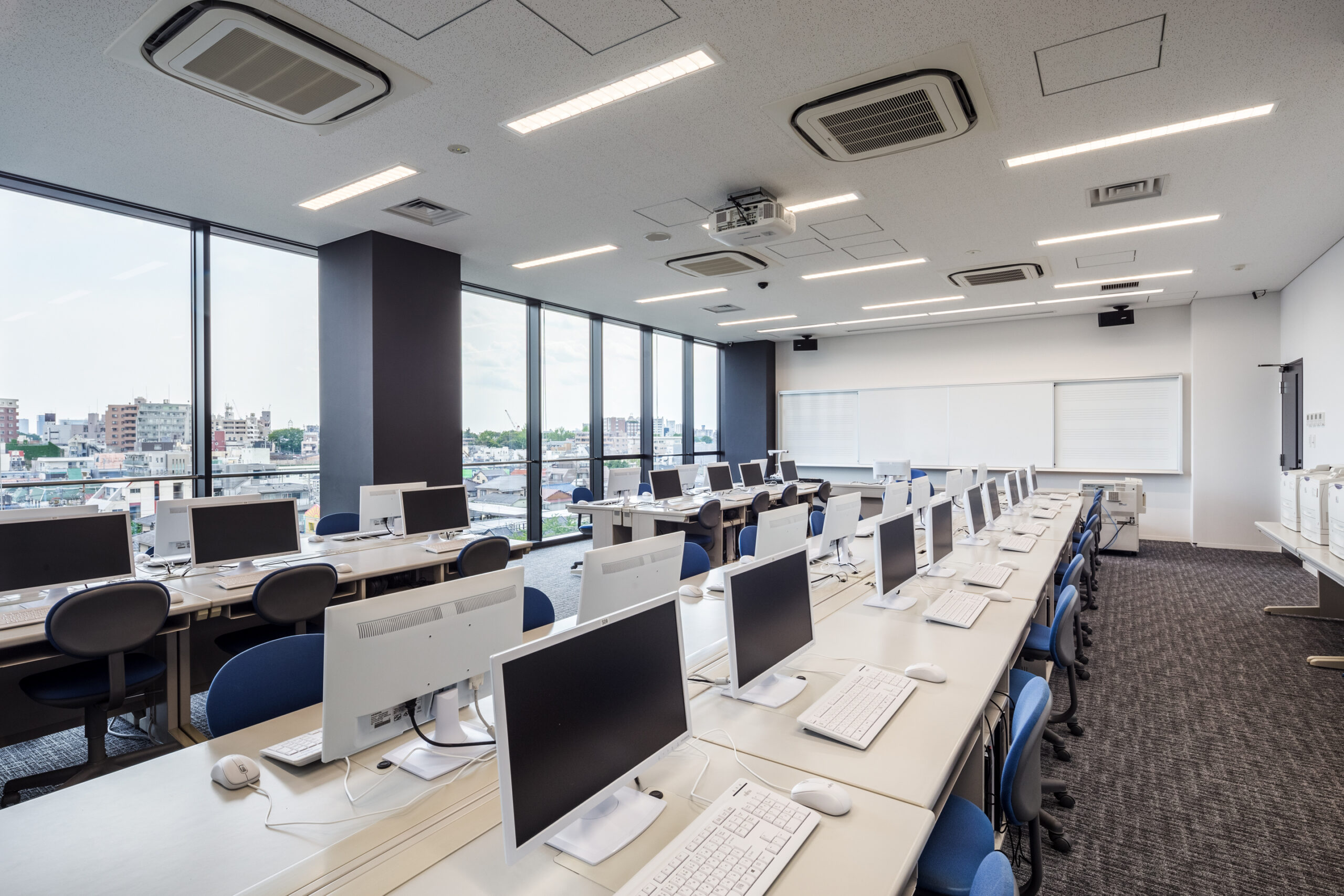 教室・情報機器操作室の画像