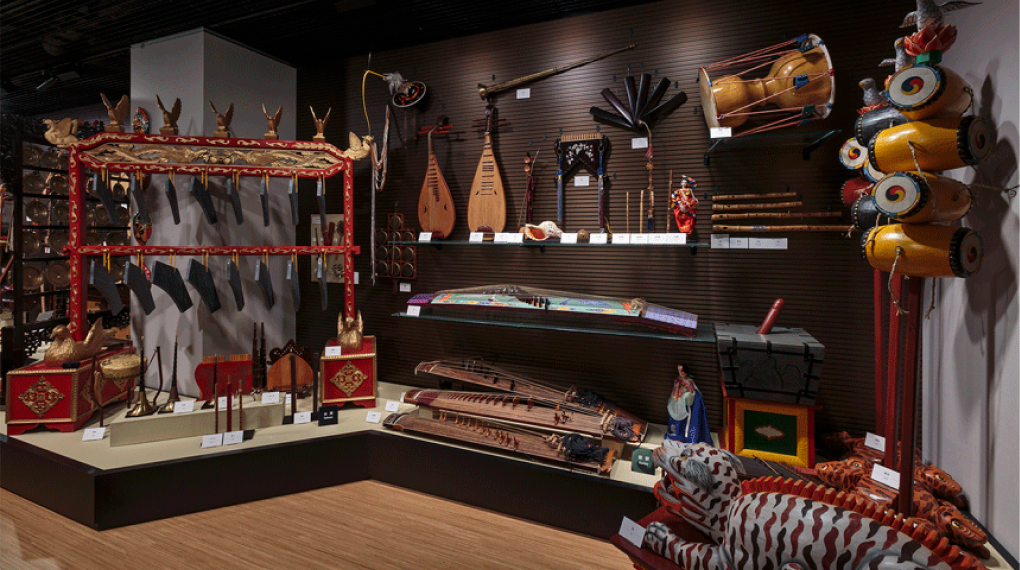 世界の民族楽器展示室